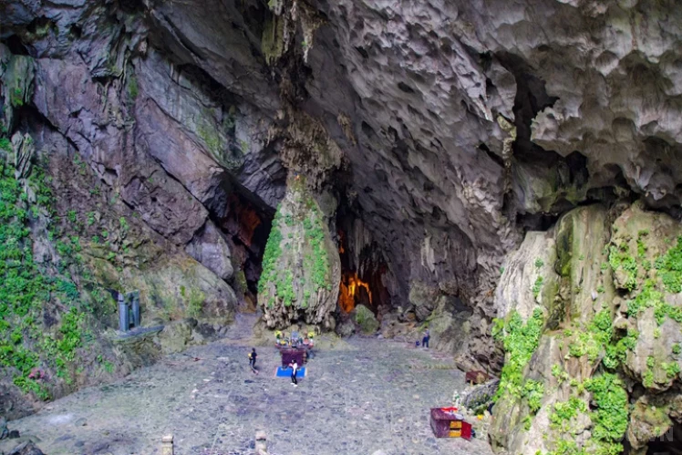 Huong pagoda tour image 2