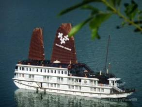 Jasmine Cruise image 0