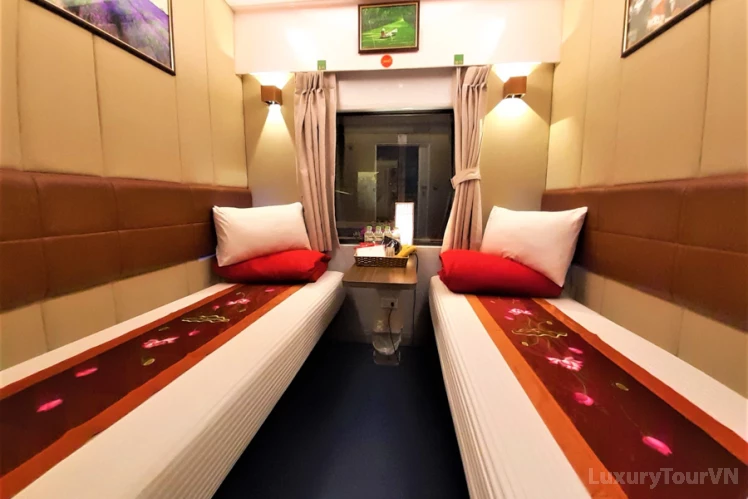 Lotus train from Hue to Hanoi image 0