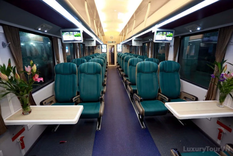Da Nang to Hue Train (by Vietnam Railway) image 0
