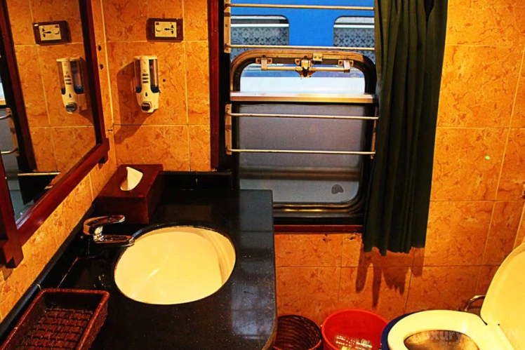 Victoria Express train Sapa to Hanoi image 3